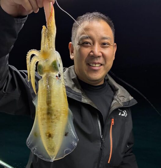 新晴丸のティップランでアオリイカをキャッチ！鳥取の夜の海で、お客様が嬉しい釣果を手にニッコリ。