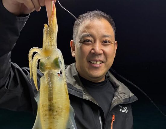 新晴丸のティップランでアオリイカをキャッチ！鳥取の夜の海で、お客様が嬉しい釣果を手にニッコリ。