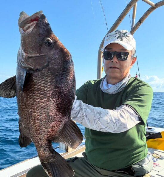鳥取での根魚ジギングで釣り上げた、珍しい高級魚「ヒゲダイ」。お客様が、見事なサイズの貴重な一匹を手に記念撮影。