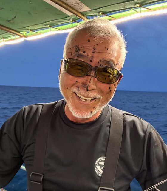 鳥取のティップランでアオリイカと格闘した証!顔面に墨を浴びながらも、笑顔を見せる重見プロ。