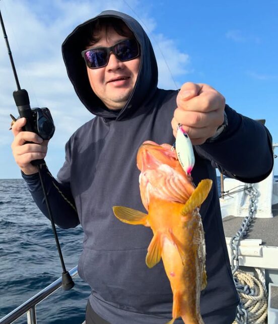 新晴丸のジギングで、本命の根魚アコウを釣り上げたお客様。鳥取の海で、価値ある一匹を手に記念撮影。