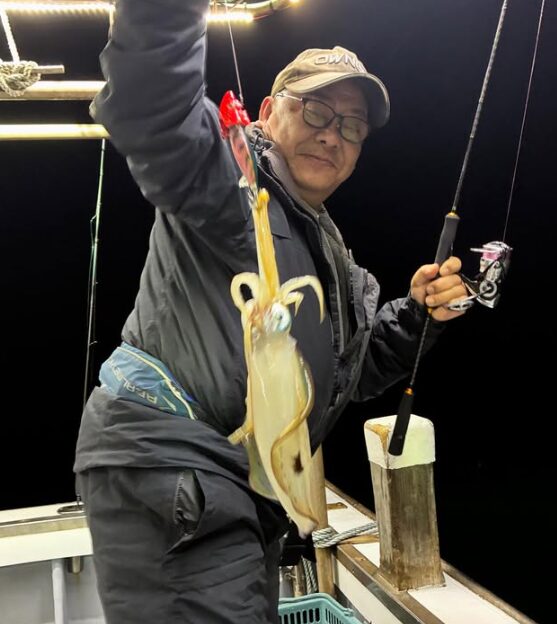 新晴丸の釣り船（つりぶね）で、鳥取のアオリイカをティップランでゲット！お客様が、価値ある一杯を高々と掲げている。