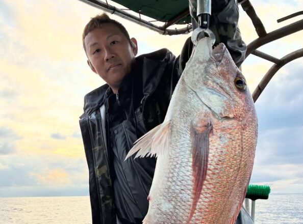 鳥取の遊漁船「新晴丸」でのジギング釣果。お客様が、早々に釣り上げた見事な良型の真鯛を手に記念撮影。