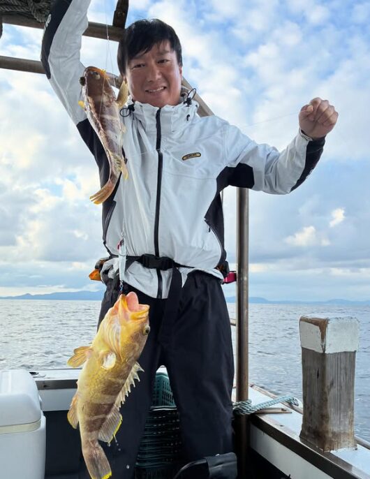 鳥取の遊漁船「新晴丸」でのジギング釣果。お客様が、ダブルヒットしたアオハタを高々と掲げてニッコリ笑顔。