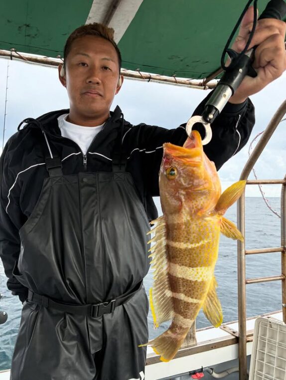 鳥取の遊漁船「新晴丸」でのジギング釣果。お客様が、見事なアオハタをフィッシュグリップで掴んで記念撮影。