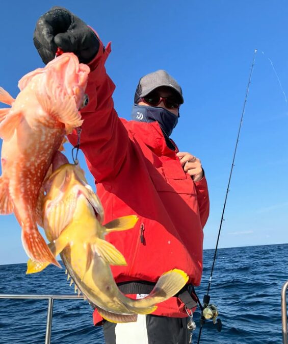 山陰（鳥取）のジギングで高級根魚をダブルヒット。お客様が、嬉しい釣果を手に記念撮影。