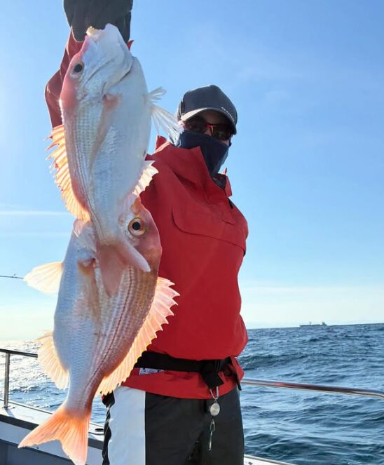 山陰（鳥取）のジギングで美味しいレンコダイがダブルヒット！お客様が、嬉しい釣果を手に記念撮影。