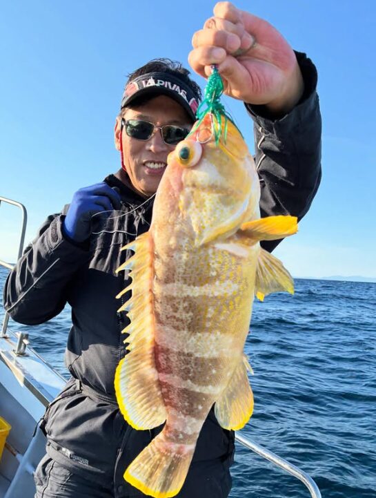 山陰（鳥取）のジギングで釣り上げた立派なアオハタ。お客様が、嬉しい釣果を手に満面の笑み。