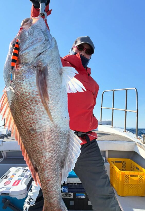 山陰（鳥取）のジギS（J）ングで釣り上げた、巨大な真鯛！お客様が、嬉しい釣果を手に記念撮影。
