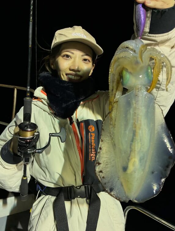 鳥取でのティップランで釣り上げたアオリイカ。厳しい中での貴重な釣果を手に、女性のお客様が笑顔で記念撮影。