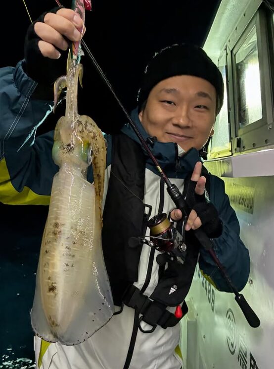 鳥取のティップランで良型のアオリイカを釣り上げたお客様。厳しい釣果の中、価値ある一杯を手にピースサイン。