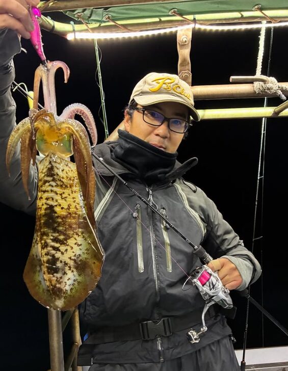 新晴丸の鳥取ティップランで釣り上げた良型アオリイカ。厳しい中での貴重な釣果を手に、お客様が記念撮影。