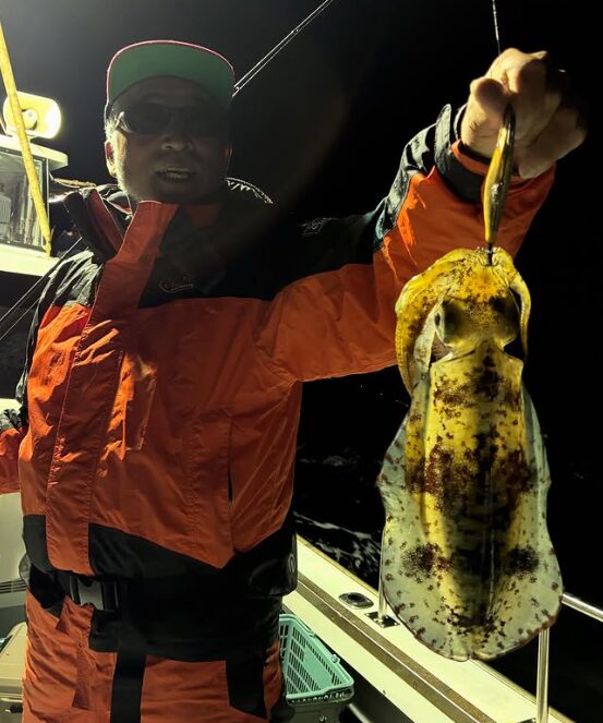 新晴丸の鳥取ティップランで釣り上げたアオリイカ。重見プロが、厳しい中での貴重な釣果を手に記念撮影。