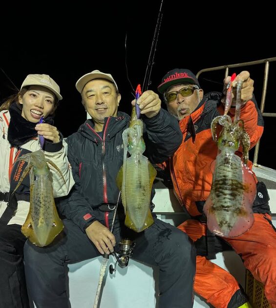 新晴丸の鳥取ティップランで、アオリイカを3人同時にゲット！厳しい釣果の中、皆様の笑顔が輝く一枚。