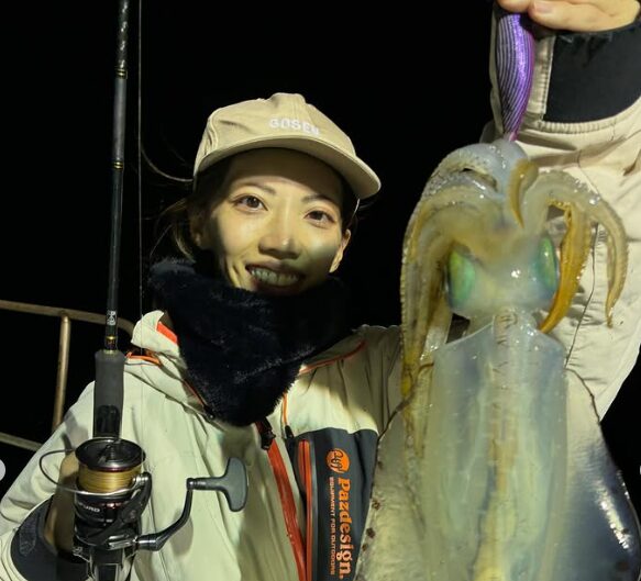 鳥取でのティップランで釣り上げたアオリイカ。厳しい中での貴重な釣果を手に、女性のお客様が笑顔で記念撮影。