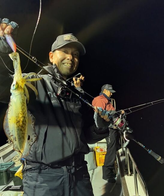 鳥取の遊漁船にて、ティップランでアオリイカをゲット。釣果を手に、満足そうな笑顔を見せるお客様。