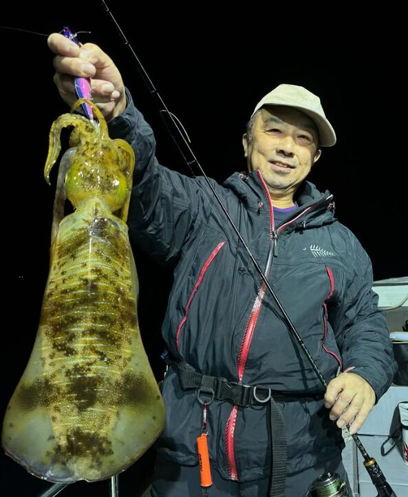 鳥取の釣り船でティップランによるアオリイカの釣果。良型を持つお客様
