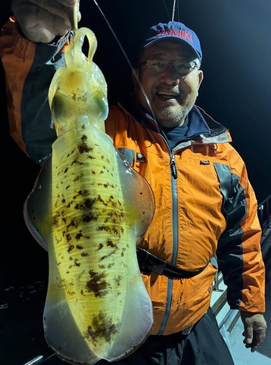 鳥取の夜焚きティップラン釣果。笑顔で良型アオリイカを持つお客様
