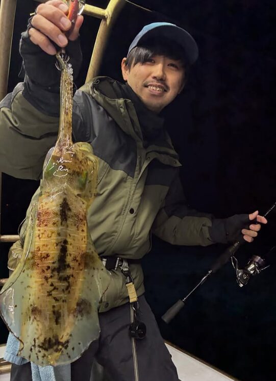 取のナイトエギング釣果。寒い中で価値あるアオリイカを釣り上げた男性