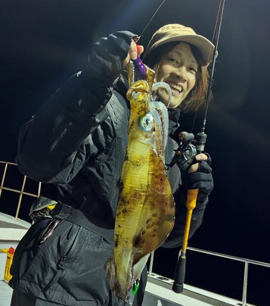 鳥取沖ナイトゲームでのアオリイカ釣果。キロアップ級の良型と釣り人