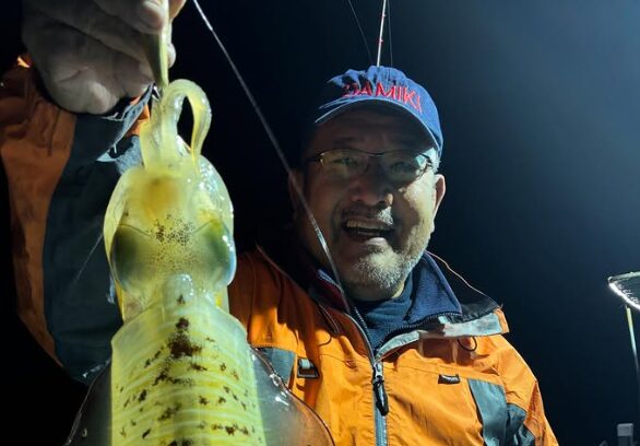 鳥取の夜焚きティップラン釣果。笑顔で良型アオリイカを持つお客様