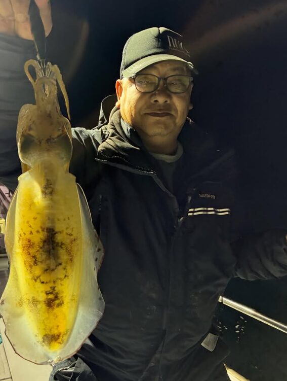 新晴丸の鳥取ティップランで釣り上げた良型のアオリイカ。夜釣りでの見事な釣果を手に、お客様が誇らしげな表情。