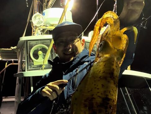 鳥取の釣り船「新晴丸」のティップランで、良型のアオリイカを捕獲!1kgクラスの見事な釣果を手に、お客様がニッコリ。