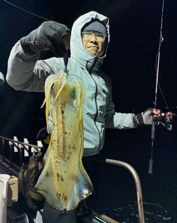 鳥取のアオリイカティップランでナイスサイズのアオリイカを釣り上げたお客様