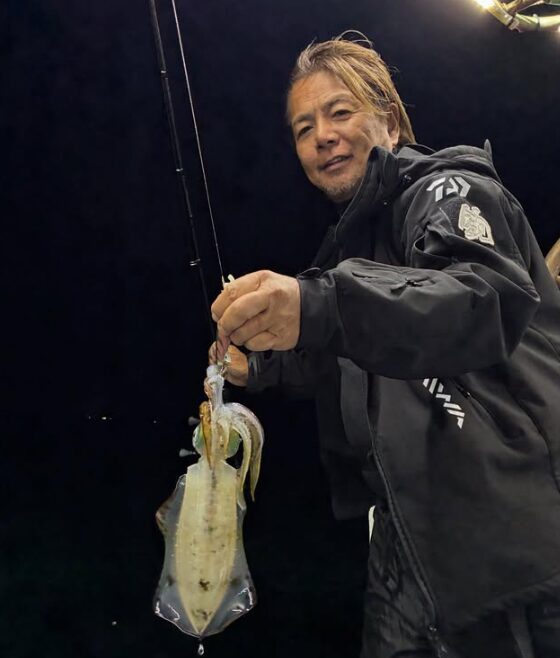 境港遊漁船の新晴丸の釣り船（つりぶね）で、鳥取のアオリイカをティップランでゲット！お客様が、価値ある一杯を高々と掲げている。