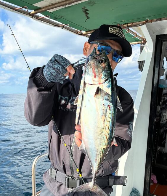 鳥取のジギング釣果。釣り上げたばかりの新鮮なカツオを船上で見せてくれるお客様。
