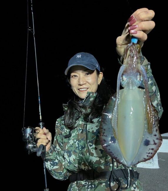 厳しい状況の鳥取ティップランで釣り上げたアオリイカ。貴重な釣果を手に、お客様が笑顔で記念撮影。